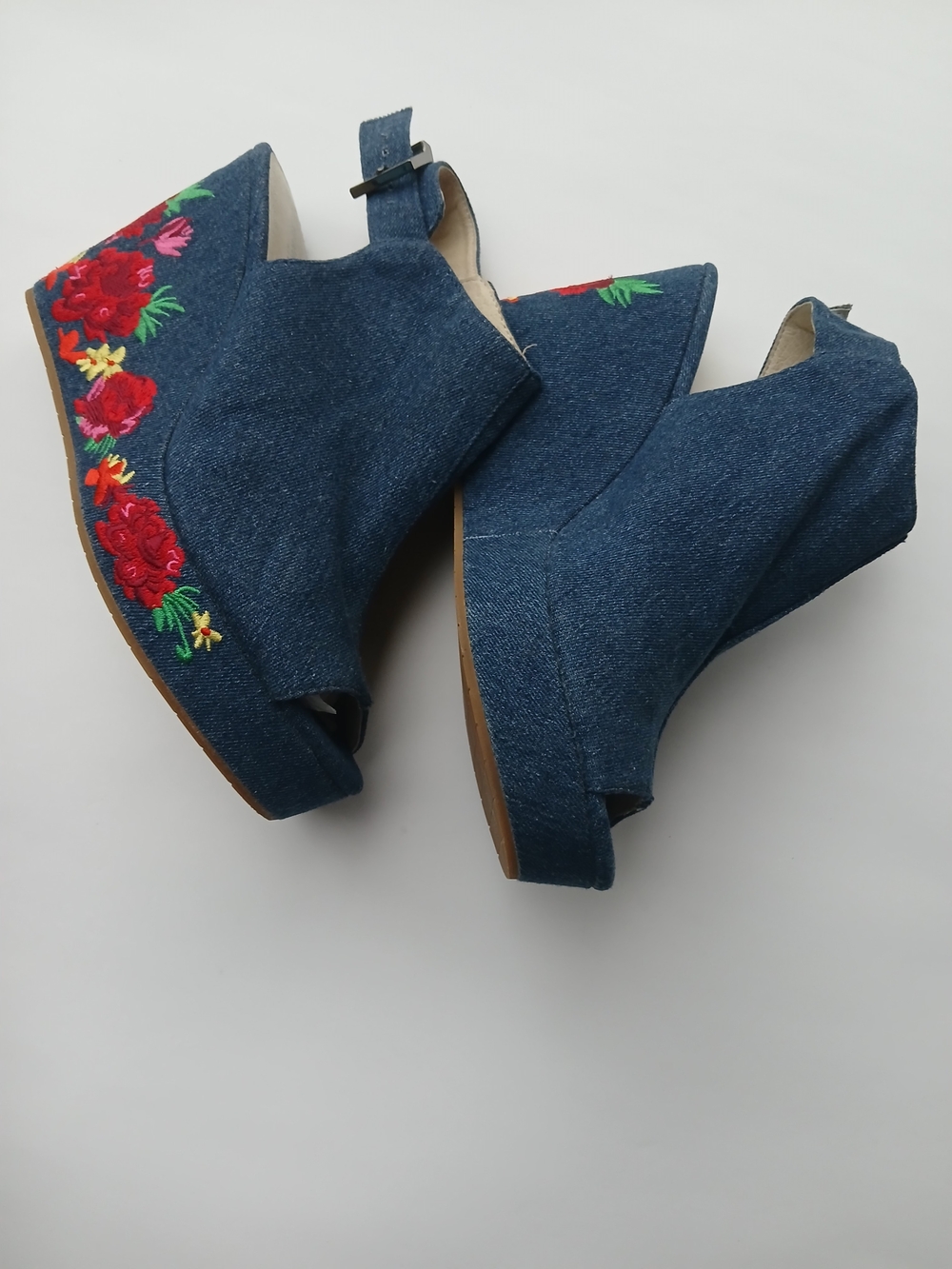 Size 8.5 Kenneth Cole Denim Embroidered Floral Wedge Sandals